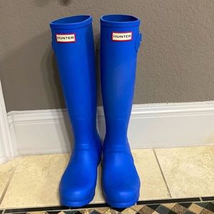 Hunter rain boots in blue. Size 6
